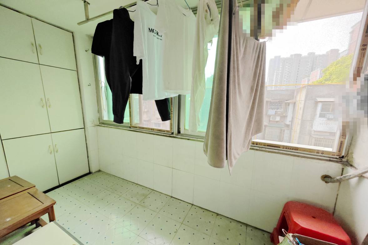 红花坡社区  2室1厅1卫   40.00万阳台