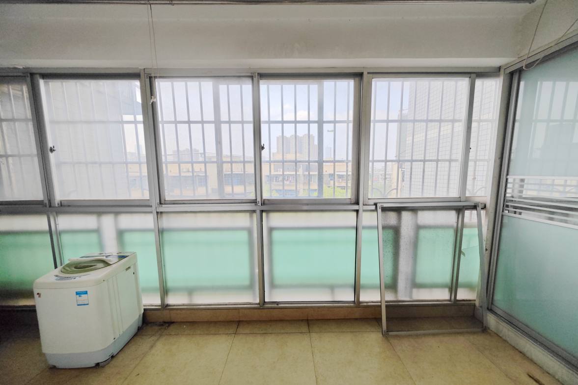 鸿景苑  3室2厅2卫   115.00万阳台