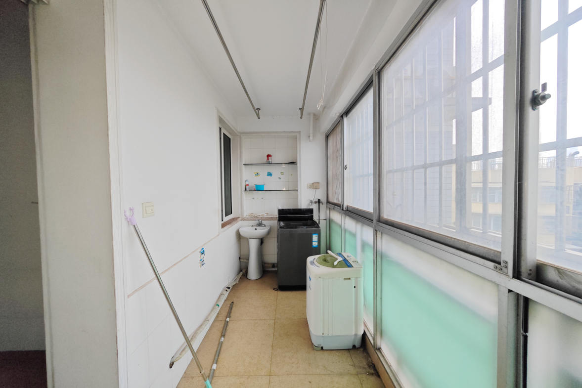 鸿景苑  3室2厅2卫   115.00万阳台