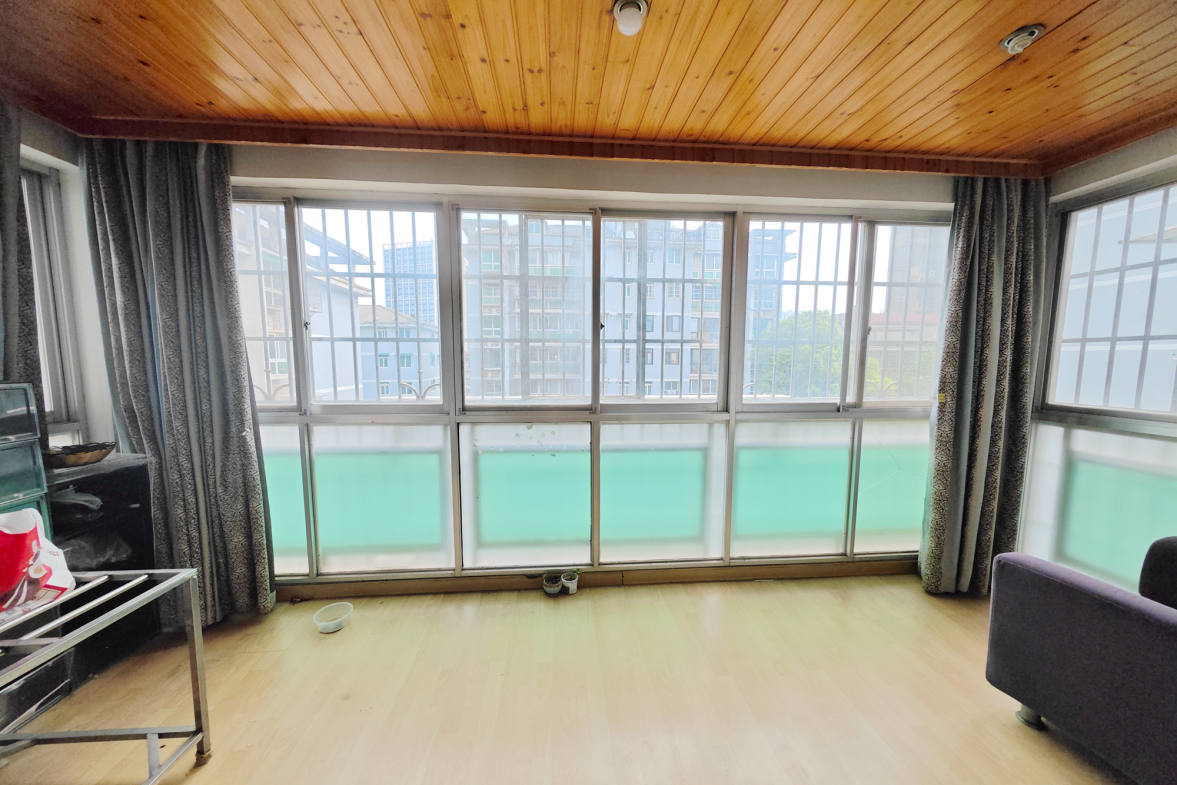鸿景苑  3室2厅2卫   115.00万阳台