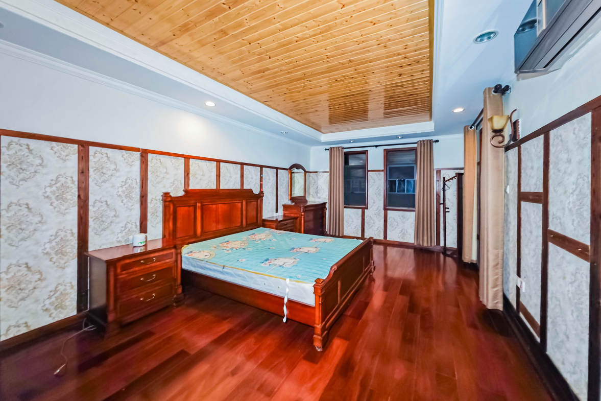 中城丽景香山园  5室2厅3卫   390.00万卧室