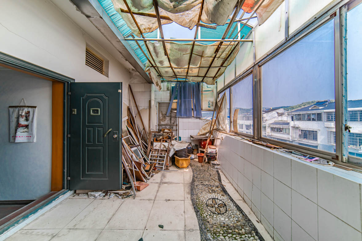科教新村  4室2厅2卫   125.00万阳台