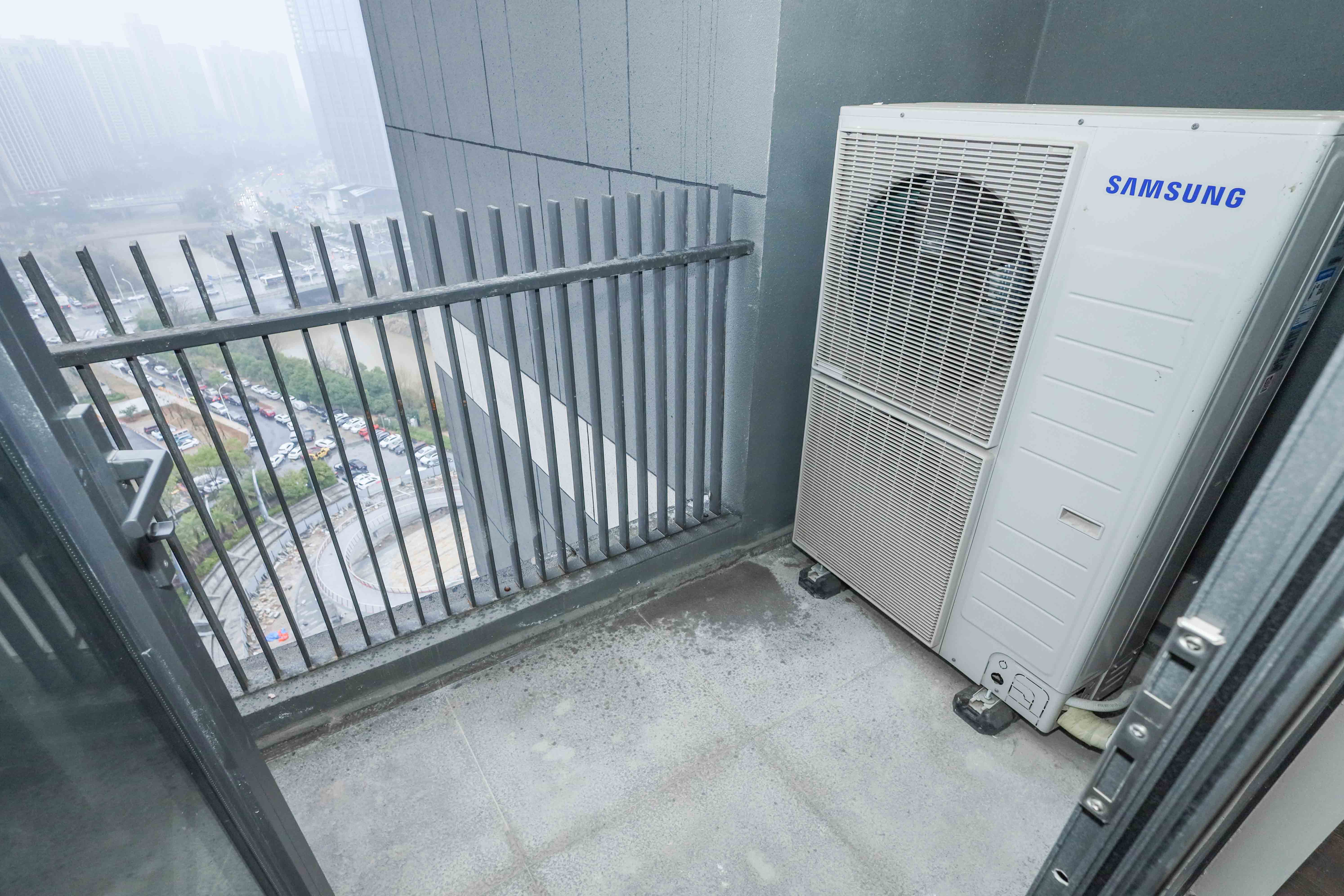 绿地麓云国际  5室2厅2卫   280.00万阳台