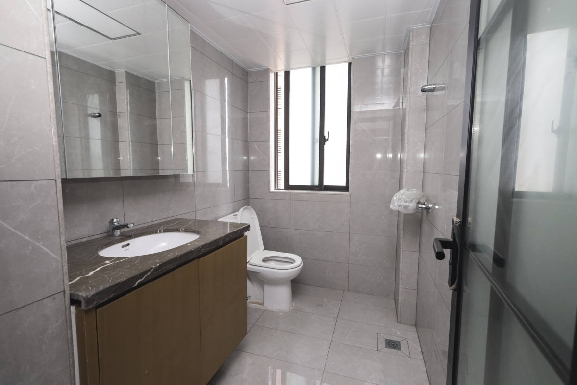 绿地海外滩一期  3室2厅2卫    85.0万卫生间