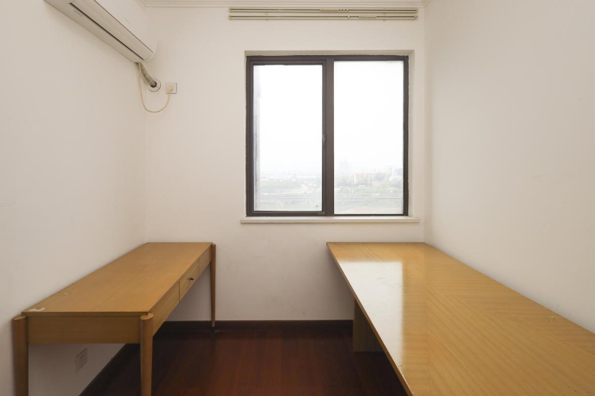 绿地海外滩一期  3室2厅2卫    85.0万卧室