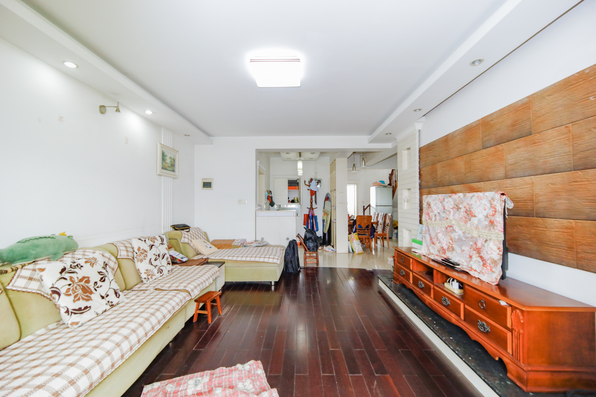 绿荫家园  4室2厅2卫   85.00万客厅