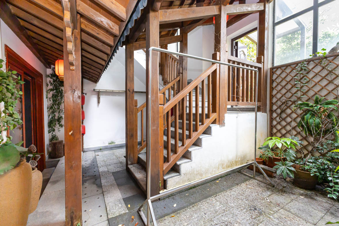 勤诚达新界  8室2厅3卫   228.00万其他