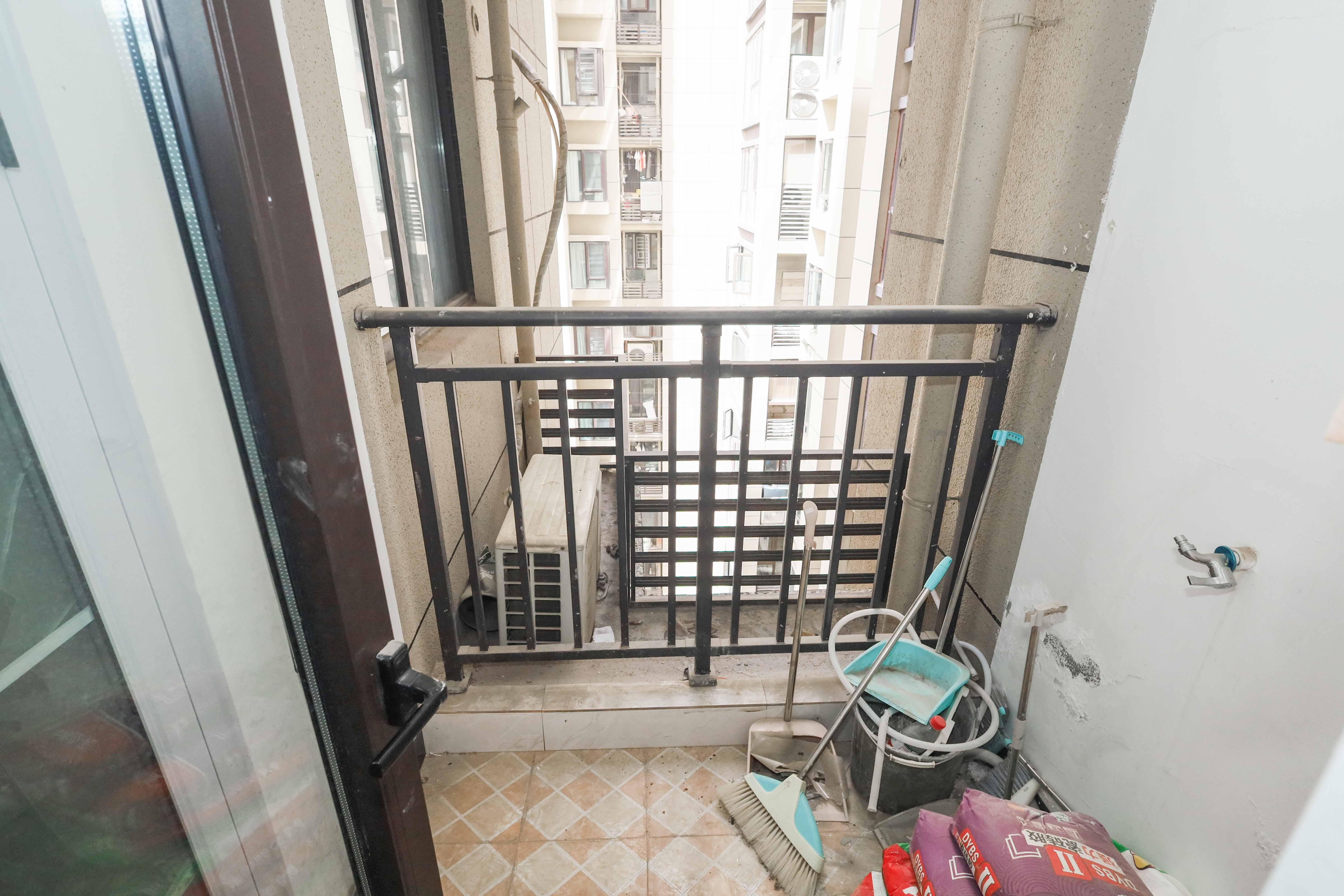 中国铁建梅溪青秀三期  4室2厅2卫   168.00万阳台