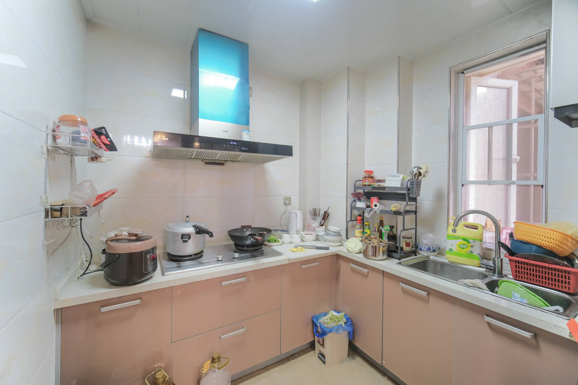 山水湾  4室2厅2卫    90.0万厨房