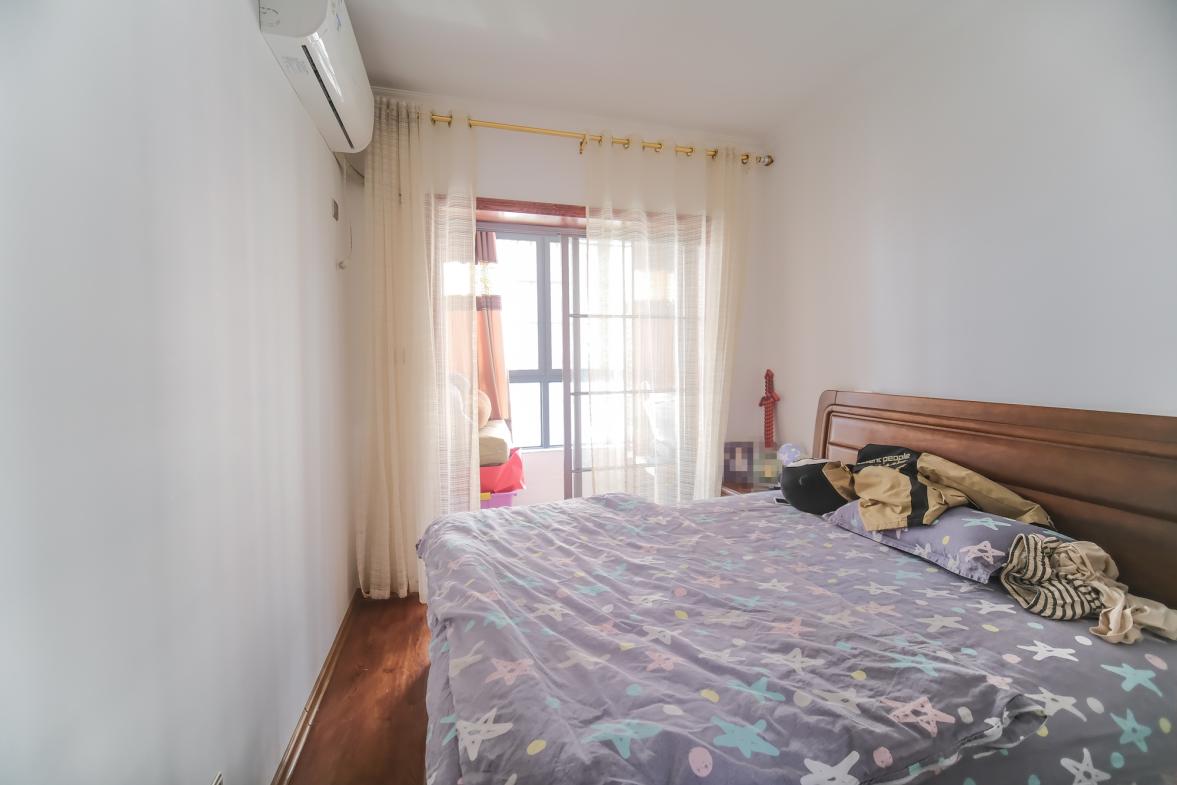 山水湾  4室2厅2卫    90.0万卧室