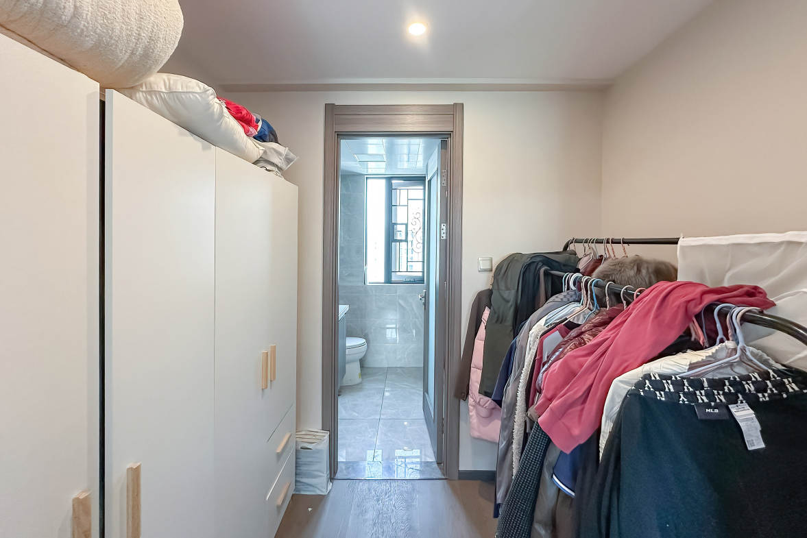 中海阅麓山一期  4室2厅2卫    229.0万卧室