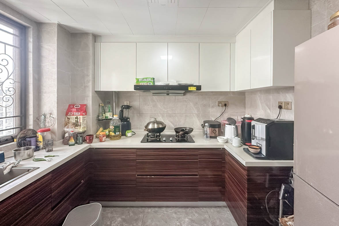 中海阅麓山一期  4室2厅2卫    229.0万厨房