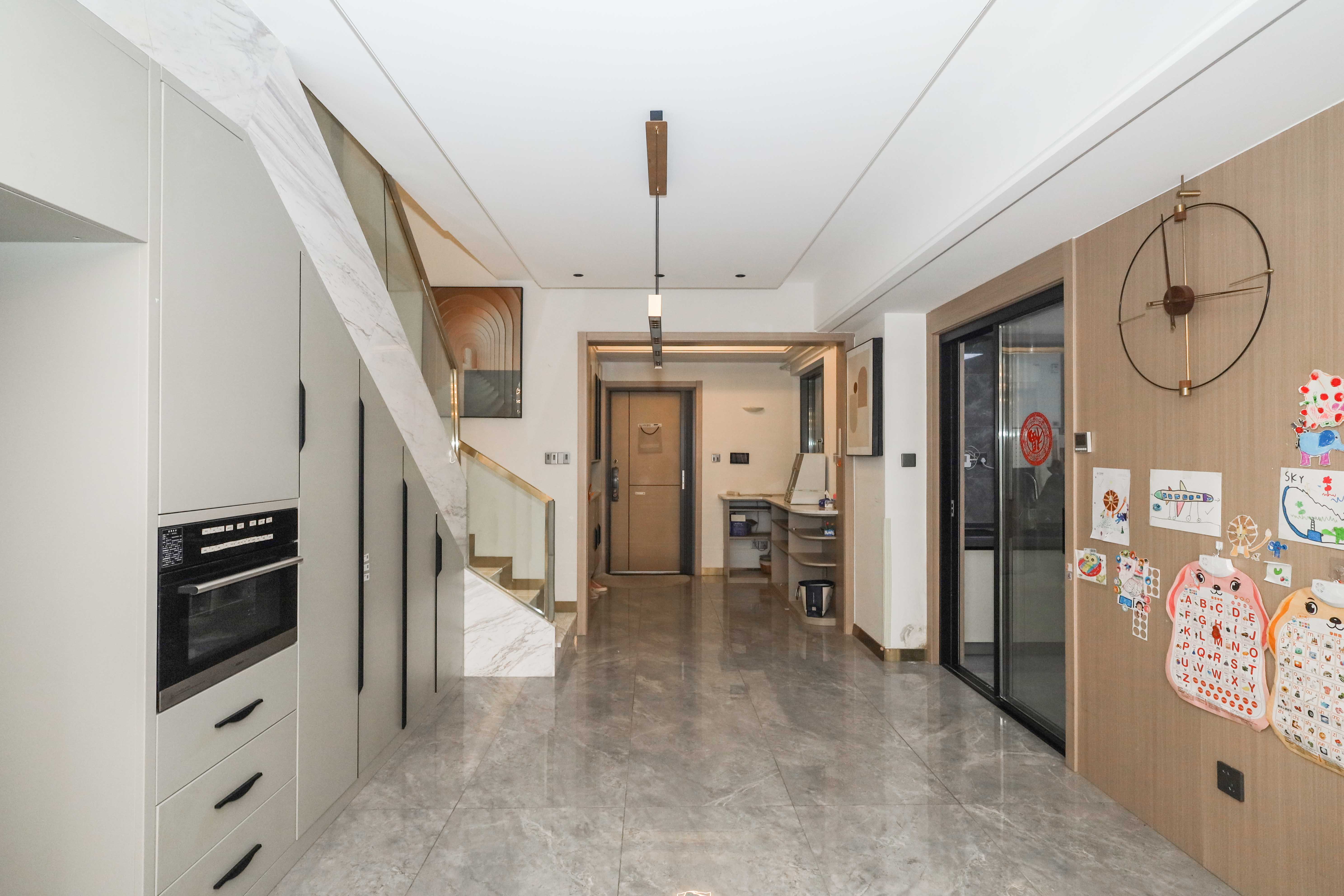 建发央著  4室2厅2卫   223.00万客厅