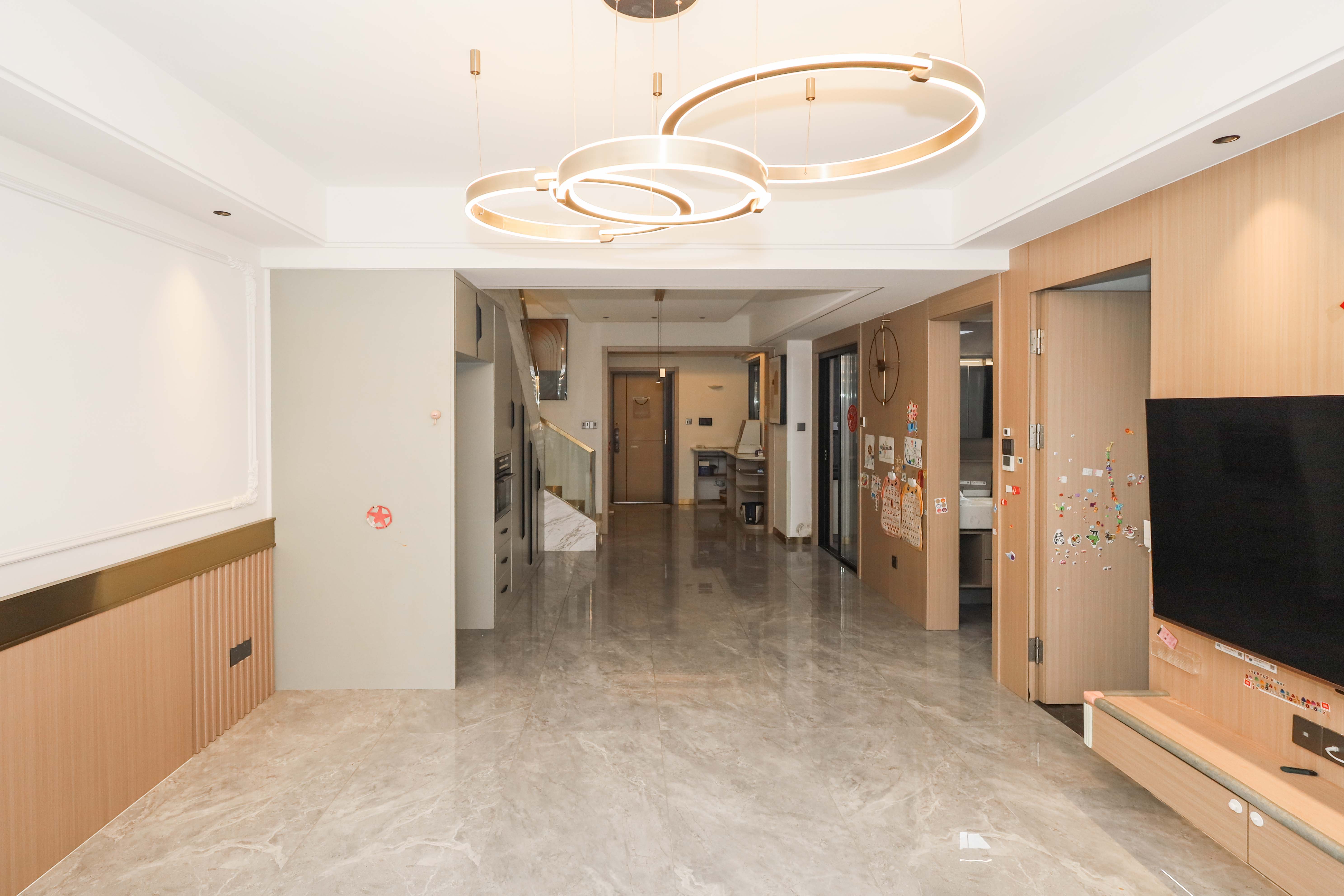 建发央著  4室2厅2卫   223.00万客厅