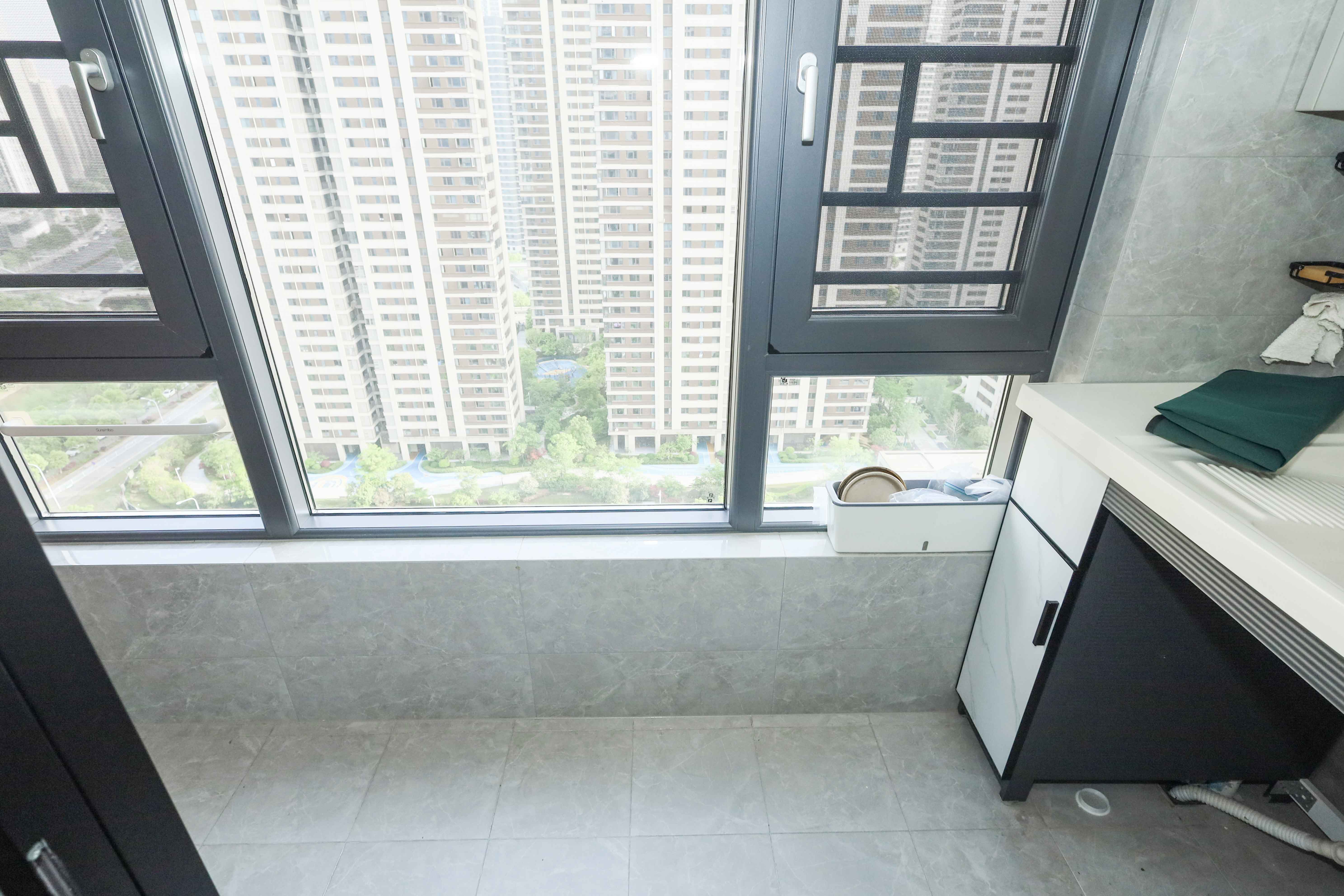 建发央著  4室2厅2卫   223.00万阳台