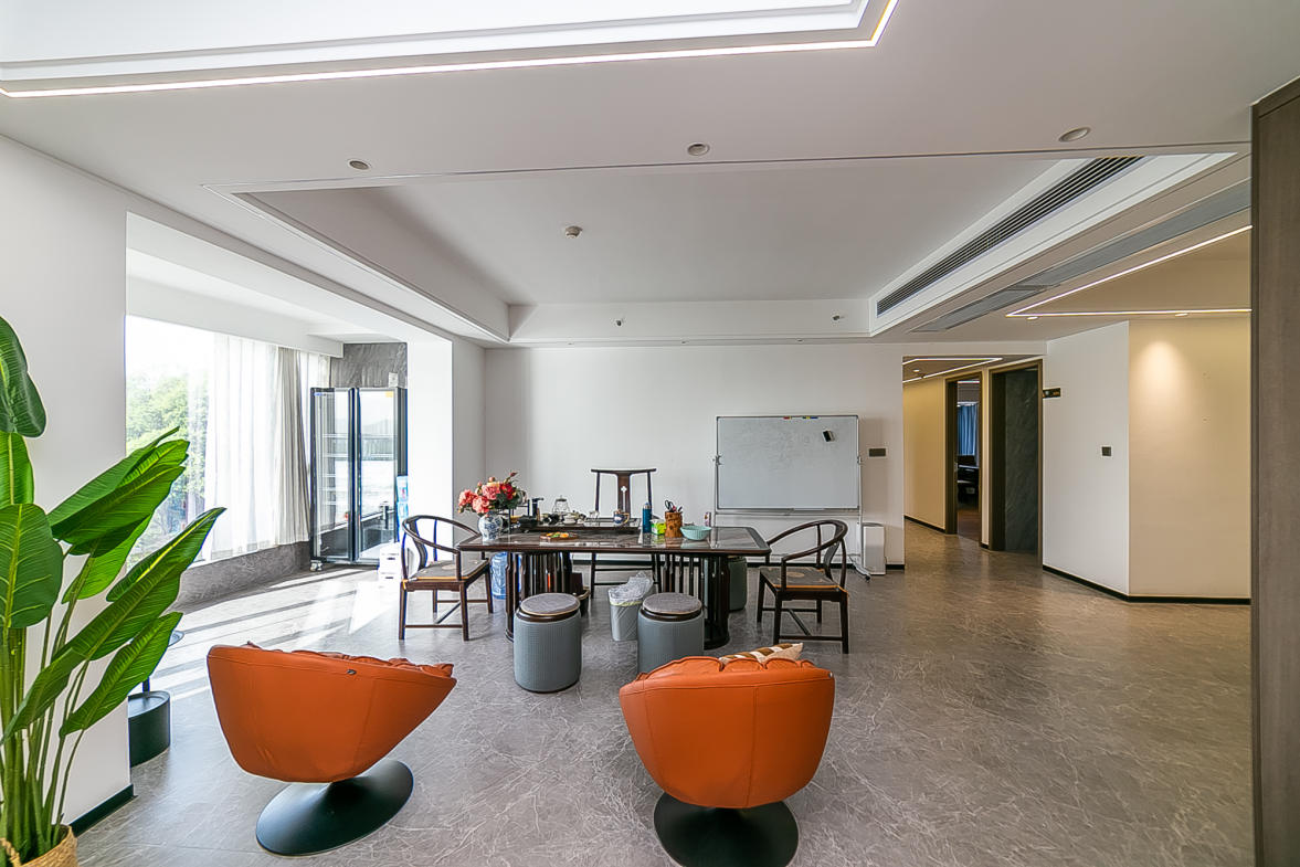 湘江颂 5室2厅3卫 300.0万 湘江颂 5室2厅3卫 300.0万客厅