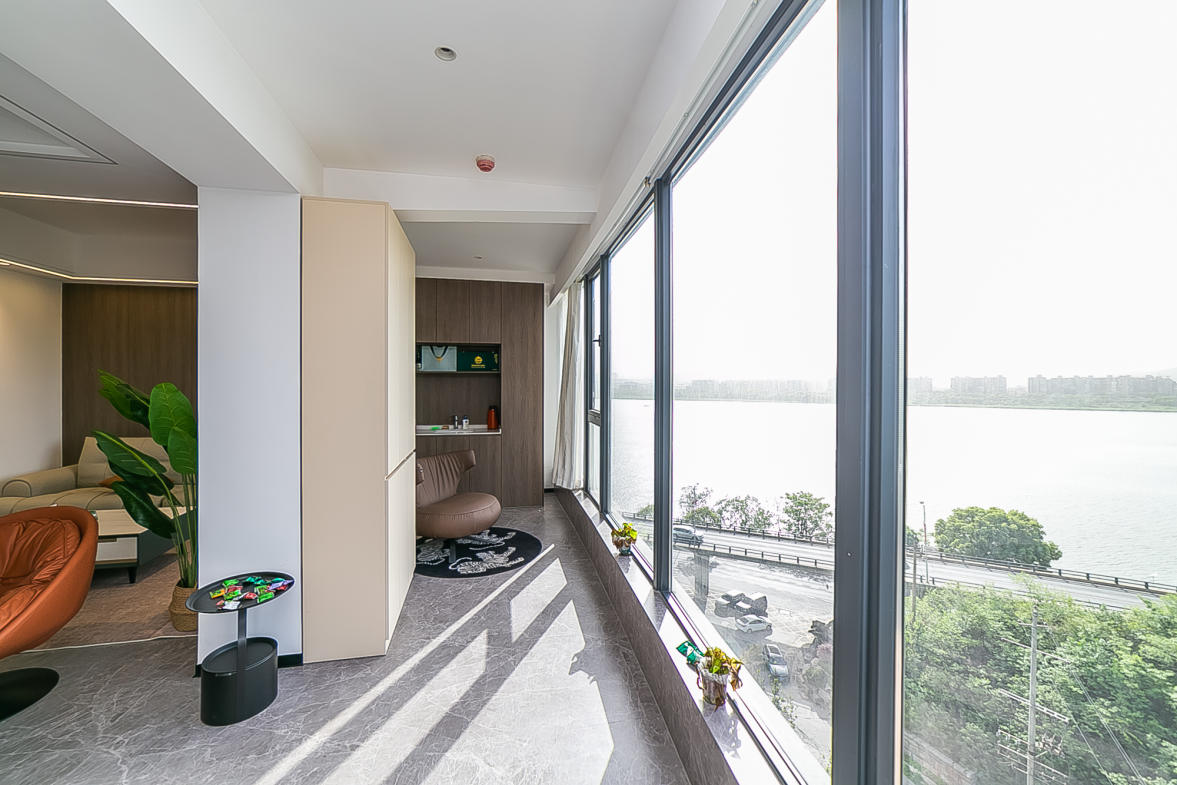 湘江颂 5室2厅3卫 300.0万 湘江颂 5室2厅3卫 300.0万阳台