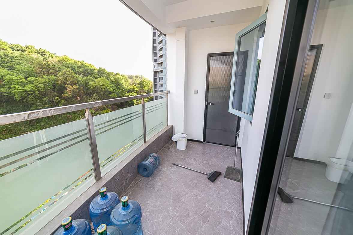 湘江颂 5室2厅3卫 300.0万 湘江颂 5室2厅3卫 300.0万阳台