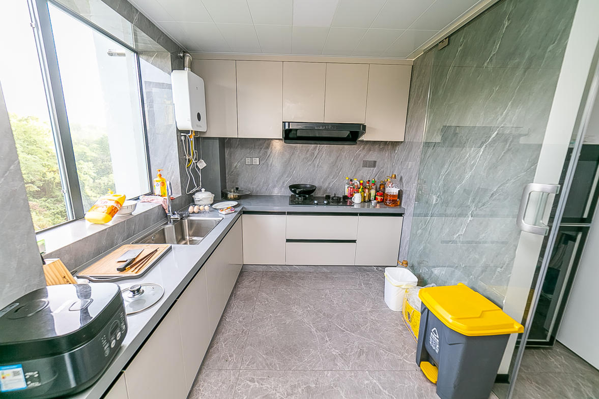 湘江颂 5室2厅3卫 300.0万 湘江颂 5室2厅3卫 300.0万厨房